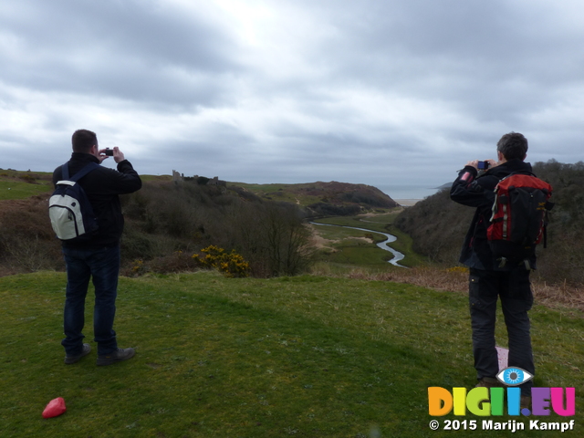 FZ012386 Rick and Wouko photographing Pennard Castle